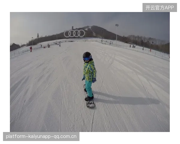 单板滑雪者挑战前所未有“三连飞”震撼雪场